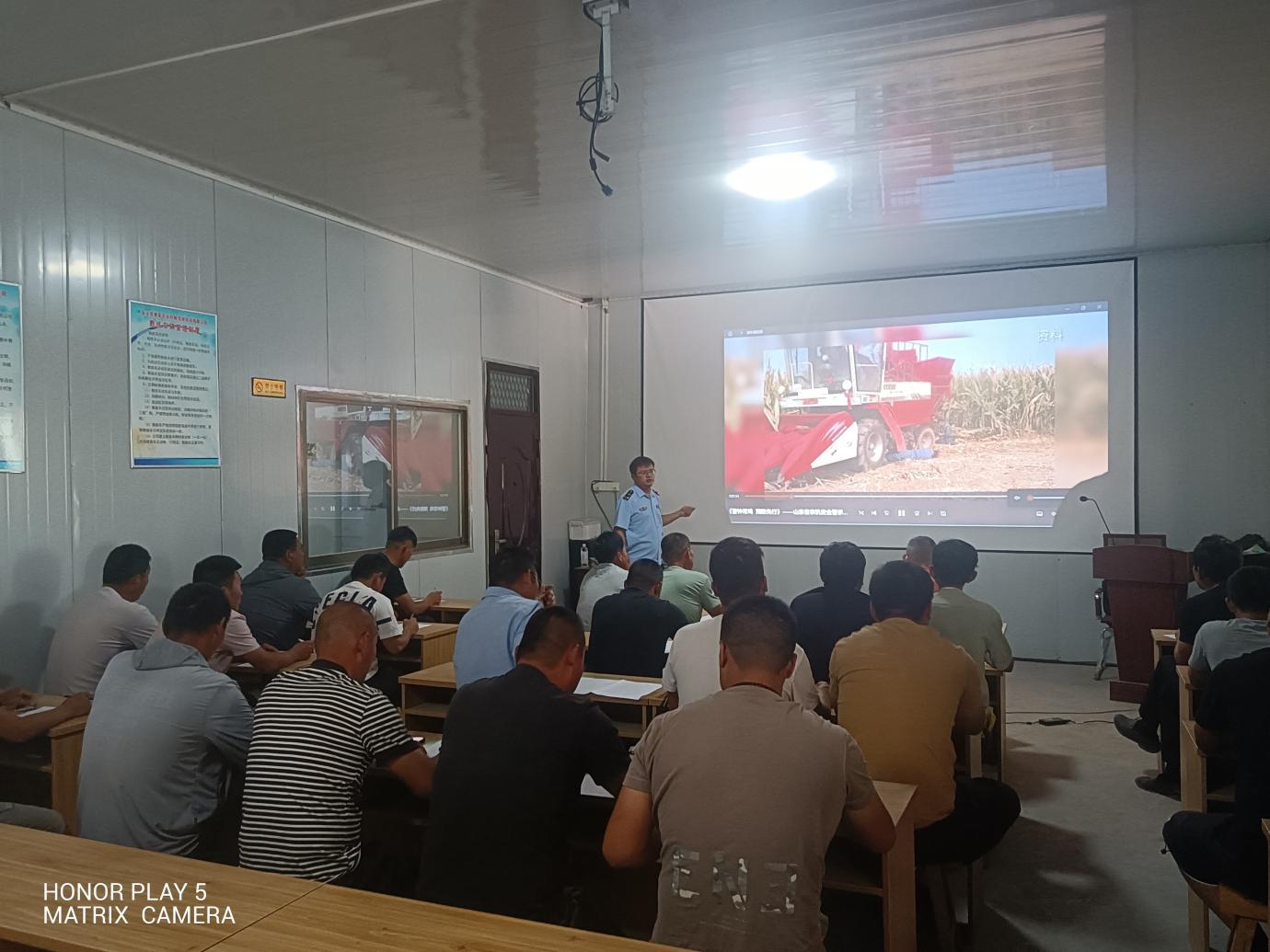 各地快報 金鄉(xiāng)縣舉辦農(nóng)機駕駛員"三夏"生產(chǎn)安全培訓班